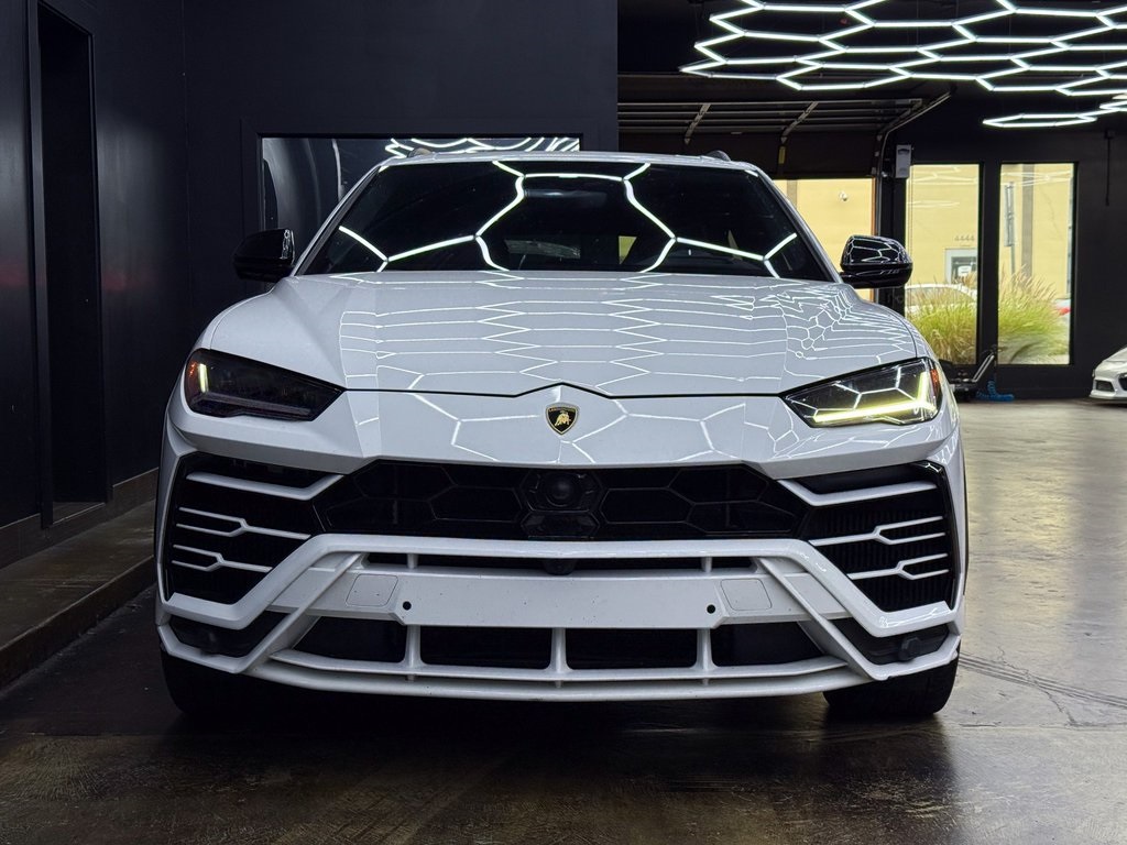 2019 Lamborghini Urus Base photo 2